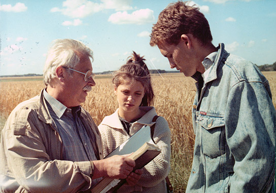 Helmut Dziuba, Julia Brendler, Hans-Peter Dahm (v.l.n.r.) bei den Dreharbeiten zu "Verbotene Liebe" (1990)