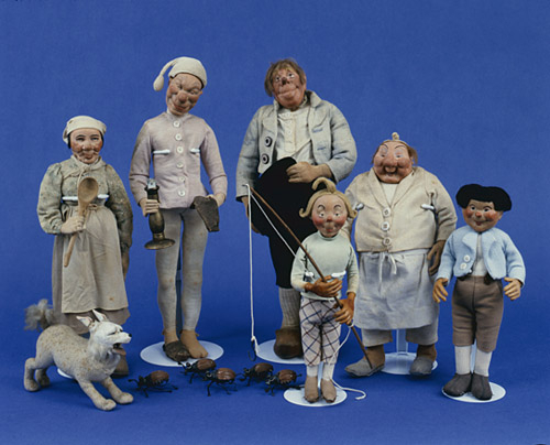 Witwe Bolte, Spitz, Onkel Fritz, Maikäfer, Bauer Mecke, Moritz, Müller, Max (v.l.) aus "Max und Moritz" (1941); Quelle: DFF / Firmenarchiv Gebrüder Diehl. Dauerleihgabe der Adolf und Luisa Haeuser-Stiftung für Kunst und Kulturpflege