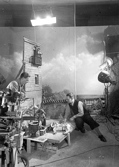 Ferdinand Diehl (rechts) und sein Assistent bei den Dreharbeiten zu "Dornröschen" (1941); Quelle: DFF / Firmenarchiv Gebrüder Diehl. Dauerleihgabe der Adolf und Luisa Haeuser-Stiftung für Kunst und Kulturpflege