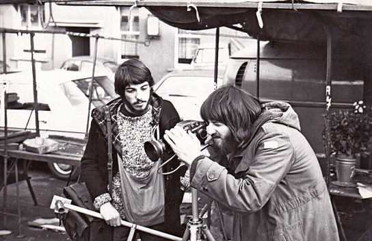 Wolfgang Cziesla, Michael Springer (v.l.n.r.) bei den Dreharbeiten zu "Wochenmarkt" (1975); Quelle: Werner Biedermann, © Werner Biedermann