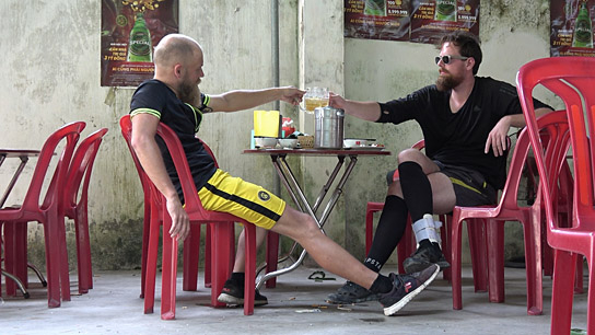 Matthias Schneemann, Tobias John (v.l.n.r.) in "Verplant - Wie zwei Typen versuchen, mit dem Rad nach Vietnam zu fahren" (2020); Quelle: Interactive Bread, DFF, © Interactive Bread