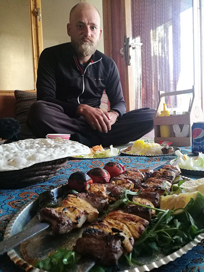 Matthias Schneemann in "Verplant - Wie zwei Typen versuchen, mit dem Rad nach Vietnam zu fahren" (2020); Quelle: Interactive Bread, DFF, © Interactive Bread
