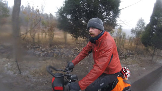 Tobias John in "Verplant - Wie zwei Typen versuchen, mit dem Rad nach Vietnam zu fahren" (2020); Quelle: Interactive Bread, DFF, © Interactive Bread