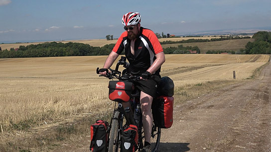 Tobias John in "Verplant - Wie zwei Typen versuchen, mit dem Rad nach Vietnam zu fahren" (2020); Quelle: Interactive Bread, DFF, © Interactive Bread