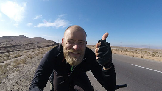 Matthias Schneemann in "Verplant - Wie zwei Typen versuchen, mit dem Rad nach Vietnam zu fahren" (2020); Quelle: Interactive Bread, DFF, © Interactive Bread