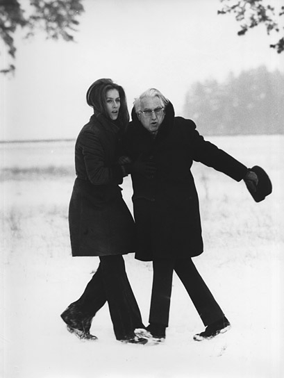 Dagmar Hirtz, Gustav Rudolf Sellner bei den Dreharbeiten zu "Der Fußgänger" (1973); Quelle: DFF / Nachlass Maximilian Schell
