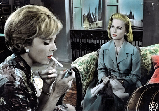 Micheline Presle, Martha Hyer (v.l.n.r.) in "Herrin der Welt" (1960); Quelle: DFF