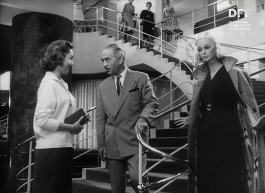 Screenshot aus "Lodenfrey Interview (Nr. 8 Pelzmantel)" (1960) Screenshot aus "Lodenfrey Interview (Nr. 8 Pelzmantel)" (1960); Quelle: DFF