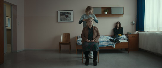 Luisa-Céline Gaffron (stehend), Hildegard Schroedter (sitzend), Natalia Belitski (rechts) in "Stillstehen" (2019); Quelle: farbfilm verleih, DFF, © CALA Filmproduktion GmbH, Francesco di Giacomo