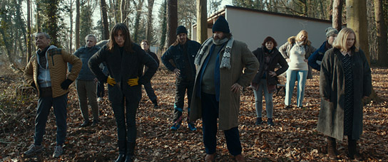 Natalia Belitski (3.v.l.), Giuseppe Battiston (vorne Mitte), Hildegard Schroedter (rechts) in "Stillstehen" (2019); Quelle: farbfilm verleih, DFF, © CALA Filmproduktion GmbH, Francesco di Giacomo