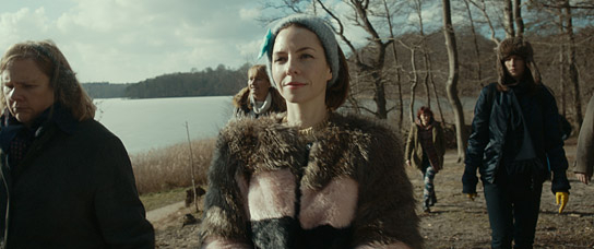 Hildegard Schroedter (links), Katharina Schüttler (Mitte), Natalia Belitski (rechts) in "Stillstehen" (2019); Quelle: farbfilm verleih, DFF, © CALA Filmproduktion GmbH, Francesco di Giacomo