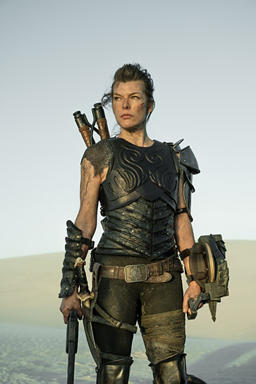 Milla Jovovich in "Monster Hunter" (2020); Quelle: Constantin Film Verleih, DFF, © 2020 Constantin Film Verleih GmbH