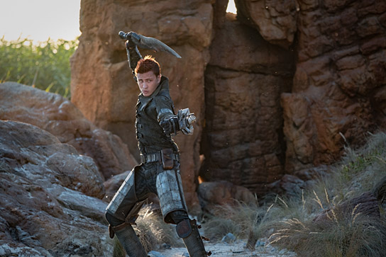 Jannik Schümann in "Monster Hunter" (2020); Quelle: Constantin Film Verleih, DFF, © 2020 Constantin Film Verleih GmbH