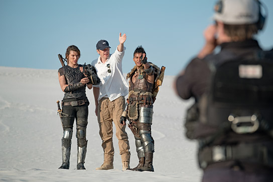 Milla Jovovich, Paul W. S. Anderson, Tony Jaa (v.l.n.r.) bei den Dreharbeiten zu "Monster Hunter" (2020); Quelle: Constantin Film Verleih, DFF, © 2020 Constantin Film Verleih GmbH