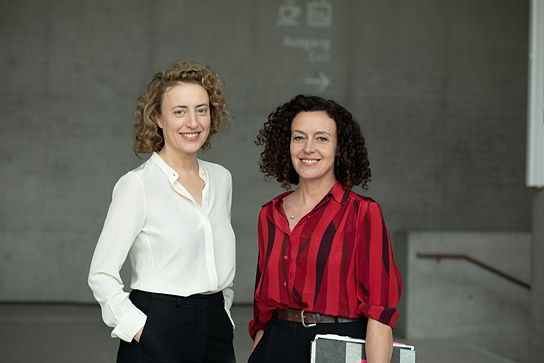 Maren Eggert, Maria Schrader (v.l.n.r.) am Eingang der James-Simon-Galerie bei den Dreharbeiten zu "Ich bin dein Mensch" (2021); Quelle: Majestic Filmverleih, DFF, © Christine Fenzl, Majestic