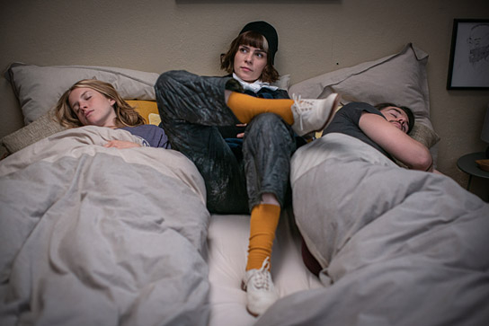 Paula Kalenberg, Nora Tschirner, Roel Dirven (v.l.n.r.) in "The Mopes" (2021); Quelle: UFA FICTION, DFF, © 2021 Turner Broadcasting System Europe Limited - a WarnerMedia Company, UFA FICTION GmbH, Foto: Oliver Vaccaro