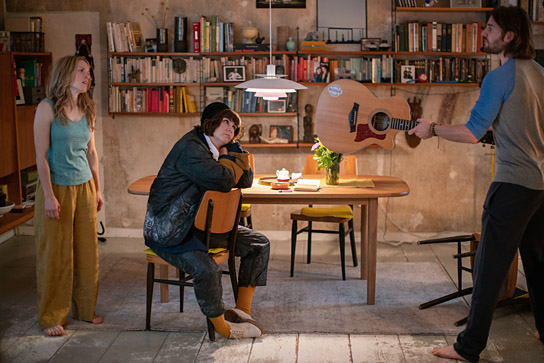 Paula Kalenberg, Nora Tschirner, Roel Dirven (v.l.n.r.) in "The Mopes" (2021); Quelle: UFA FICTION, DFF, © 2021 Turner Broadcasting System Europe Limited - a WarnerMedia Company, UFA FICTION GmbH, Foto: Oliver Vaccaro