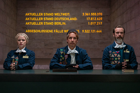 Jennifer Ulrich, Steffen C.Jürgens, Matthias Matschke (v.l.n.r.) in "The Mopes" (2021); Quelle: UFA FICTION, DFF, © 2021 Turner Broadcasting System Europe Limited - a WarnerMedia Company, UFA FICTION GmbH, Foto: Oliver Vaccaro