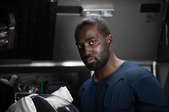 Shamier Anderson in "Stowaway" (2021); Quelle: Wild Bunch Germany, DFF, © 2020 Stowaway Productions LLC, Augenschein Filmproduktion GmbH, RISE Filmproduktion GmbH