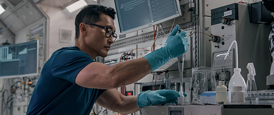 Daniel Dae Kim in "Stowaway" (2021); Quelle: Wild Bunch Germany, DFF, © 2020 Stowaway Productions LLC, Augenschein Filmproduktion GmbH, RISE Filmproduktion GmbH