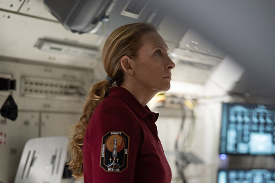 Toni Collette in "Stowaway" (2021); Quelle: Wild Bunch Germany, DFF, © 2020 Stowaway Productions LLC, Augenschein Filmproduktion GmbH, RISE Filmproduktion GmbH