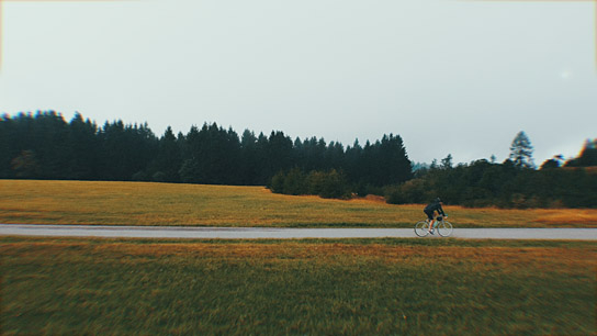 Till Seifert in "SO WEIT - Ein Fahrrad, eine Gitarre und 1400 km Neuanfang" (2021); Quelle: Nordpolaris, DFF