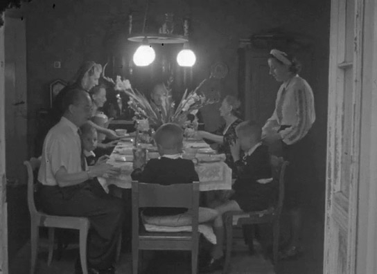 Screenshot aus "Privatfilm Familie Schnabel 1943" (1943); Quelle: SLUB Dresden, © SLUB Dresden, Filmverband Sachsen (Dresden), Hirsch Film (Dresden)