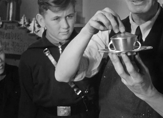 Screenshot aus "Pimpfe erleben den Grenzlandwinter" (1937); Quelle: SLUB Dresden, © SLUB Dresden, Filmverband Sachsen (Dresden), Hirsch Film (Dresden)