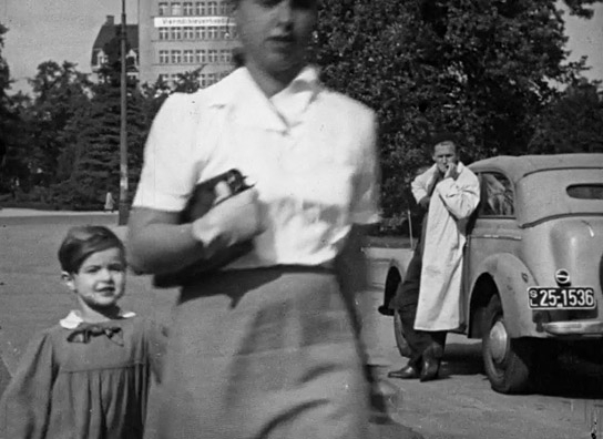 Screenshot mit Beatrice Förster (links) aus "Putti" (1952); Quelle: SLUB Dresden, © SLUB Dresden, Filmverband Sachsen (Dresden), Hirsch Film (Dresden)