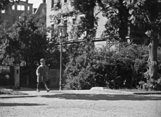 Screenshot mit Beatrice Förster aus "Putti" (1952); Quelle: SLUB Dresden, © SLUB Dresden, Filmverband Sachsen (Dresden), Hirsch Film (Dresden)