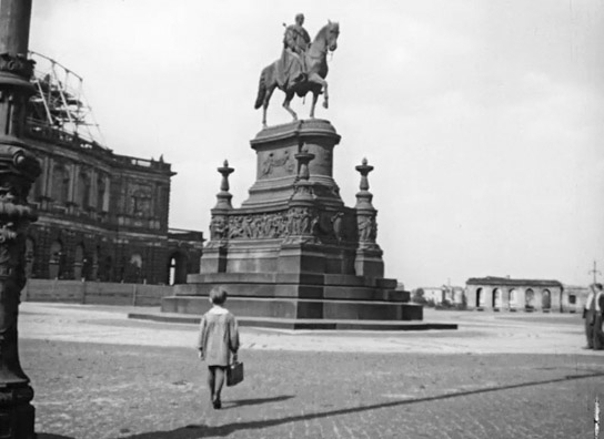 Screenshot mit Beatrice Förster aus "Putti" (1952); Quelle: SLUB Dresden, © SLUB Dresden, Filmverband Sachsen (Dresden), Hirsch Film (Dresden)