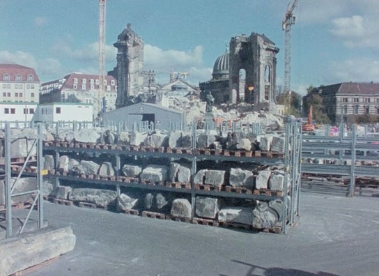 Screenshot aus "Wiederaufbau Frauenkirche Dresden 1993" (1993); Quelle: SLUB Dresden, © SLUB Dresden, Filmverband Sachsen (Dresden), Hirsch Film (Dresden)