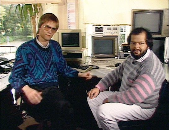 Pressesprecher des CCC, Steffen Wernéry, und Wau Holland (v.l.) in einem ihrer ersten Interviews ("Alles ist Eins. Ausser der 0.", 2020); Quelle: Neue Visionen Filmverleih, DFF, © Neue Visionen Filmverleih