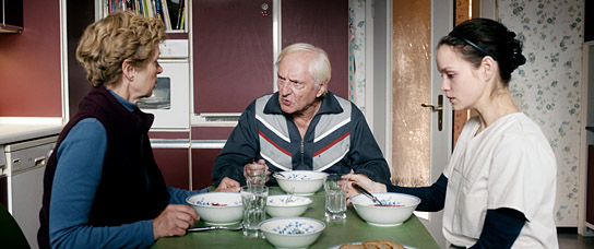 Anna Stieblich, Günther Maria Halmer, Emilia Schüle (v.l.n.r.) in "Die Vergesslichkeit der Eichhörnchen" (2020); Quelle: Filmwelt Verleihagentur, DFF, © Zieglerfilm Baden-Baden