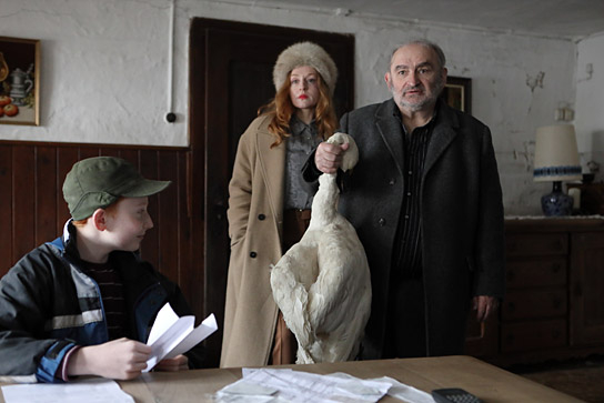 Xari Wimbauer. Brigitte Hobmeier, Sigi Zimmerschied (v.l.n.r.) in "Weißbier im Blut" (2020); Quelle: TOBIS Film, DFF, © TOBIS Film GmbH, Foto: Eckhard W. Kuchenbecker