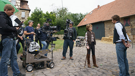 Cornelia Froboess, Nils Brunkhorst (rechts) bei den Dreharbeiten zu "Ostwind - Der große Orkan" (2020); Quelle: Constantin Film, DFF, © 2019 Constantin Film Verleih GmbH, SamFilm GmbH, Marc Reimann