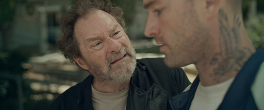 Stephen Root, Jake McLaughlin (v.l.n.r.) in "Home" (2020); Quelle: Weltkino Filmverleih, DFF, © Augenschein Filmproduktion GmbH, Frank Griebe