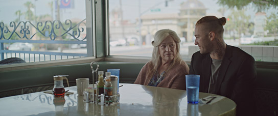 Kathy Bates, Jake McLaughlin in "Home" (2020); Quelle: Weltkino Filmverleih, DFF, © Augenschein Filmproduktion GmbH, Frank Griebe