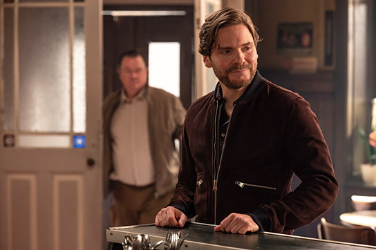 Peter Kurth, Daniel Brühl (v.l.n.r.) in "Nebenan" (2021); Quelle: Warner Bros. Pictures Germany, DFF, © 2021 Amusement Park Film GmbH, Warner Bros. Ent. GmbH, Reiner Bajo