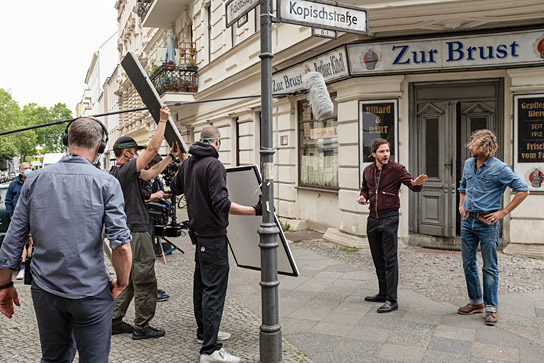 Daniel Brühl (2.v.r.), Nils Doergelo (rechts) bei den Dreharbeiten zu "Nebenan" (2021); Quelle: Warner Bros. Pictures Germany, DFF, © 2021 Amusement Park Film GmbH, Warner Bros. Ent. GmbH, Reiner Bajo