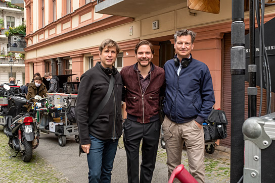 Daniel Kehlmann, Daniel Brühl, Malte Grunert (v.l.n.r.) bei den Dreharbeiten zu "Nebenan" (2021); Quelle: Warner Bros. Pictures Germany, DFF, © 2021 Amusement Park Film GmbH, Warner Bros. Ent. GmbH, Reiner Bajo