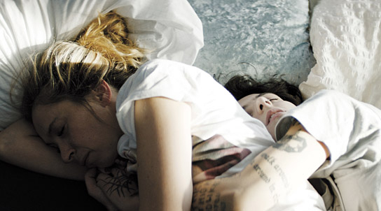 Katharina Behrens, Adam Hoya in "Glück/Bliss" (2021); Quelle: Edition Salzgeber, DFF, © Flare Film
