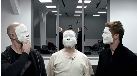 Chris Wright (links), Stefan Kolbe (rechts) in "Anmaßung" (2021); Quelle: GMfilms, DFF, © GMfilms Michael Höfner
