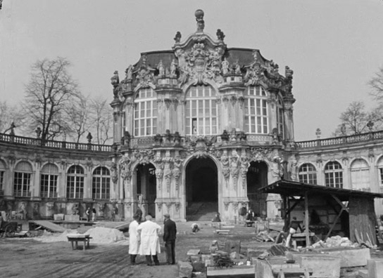 Screenshot aus "Beiträge zur Denkmalpflege: Schloss Dresden, Katholische Hofkirche Dresden, Zwinger Dresden" (1963); Quelle: SLUB Dresden, © SLUB Dresden, Filmverband Sachsen (Dresden), Hirsch Film (Dresden)