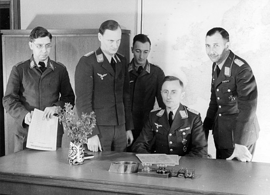 Foto von Harro Schulze-Boysen (2.v.l.) im Reichsluftfahrtministerium ("Die Rote Kapelle", 2020); Quelle: farbfilm verleih, DFF, © Gedenkstätte Deutscher Widerstand