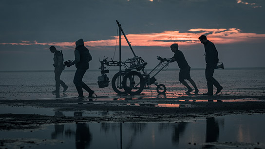 Nora Arnezeder (links) bei den Dreharbeiten zu "Tides" (2020); Quelle: Constantin Film Verleih, DFF, © 2021 Constantin Film Verleih GmbH, BerghausWöbke, Gordon Timpen