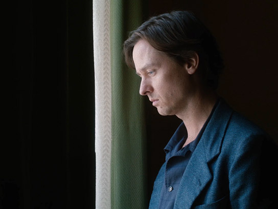 Tom Schilling in "Fabian oder Der Gang vor die Hunde" (2021); Quelle: DCM Film Distribution, DFF, © Lupa Film, Hanno Lentz, DCM