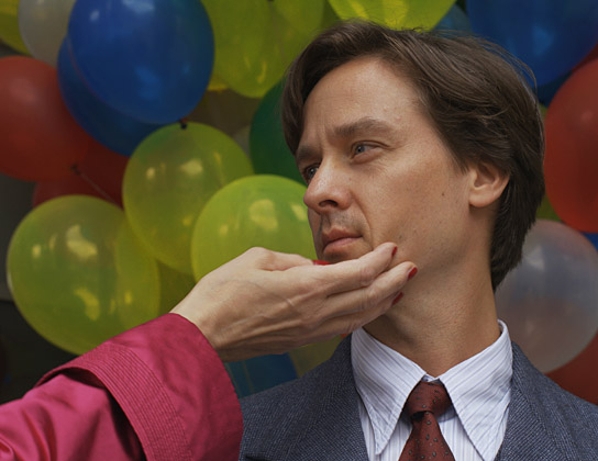 Tom Schilling in "Fabian oder Der Gang vor die Hunde" (2021); Quelle: DCM Film Distribution, DFF, © Lupa Film, Hanno Lentz, DCM