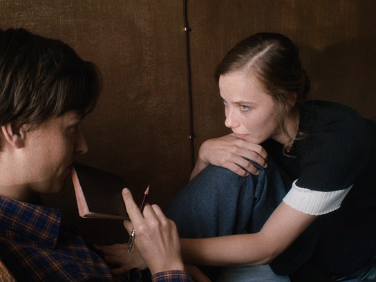 Tom Schilling, Saskia Rosendahl (v.l.n.r.) in "Fabian oder Der Gang vor die Hunde" (2021); Quelle: DCM Film Distribution, DFF, © Lupa Film, Hanno Lentz, DCM