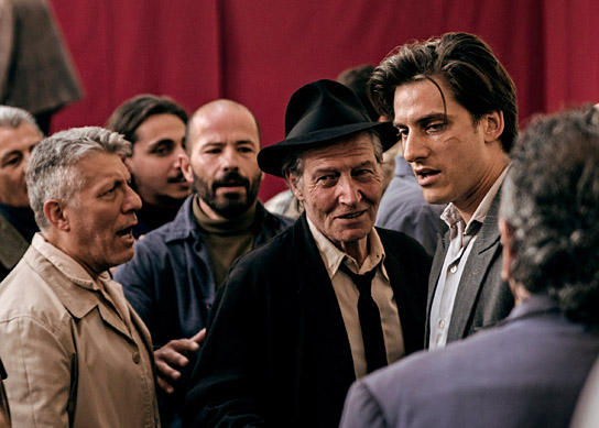 Carlo Cecchi (3.v.r.), Luca Marinelli (2.v.r.) in "Martin Eden" (2019); Quelle: Piffl Medien, DFF, © Francesca Errichiello